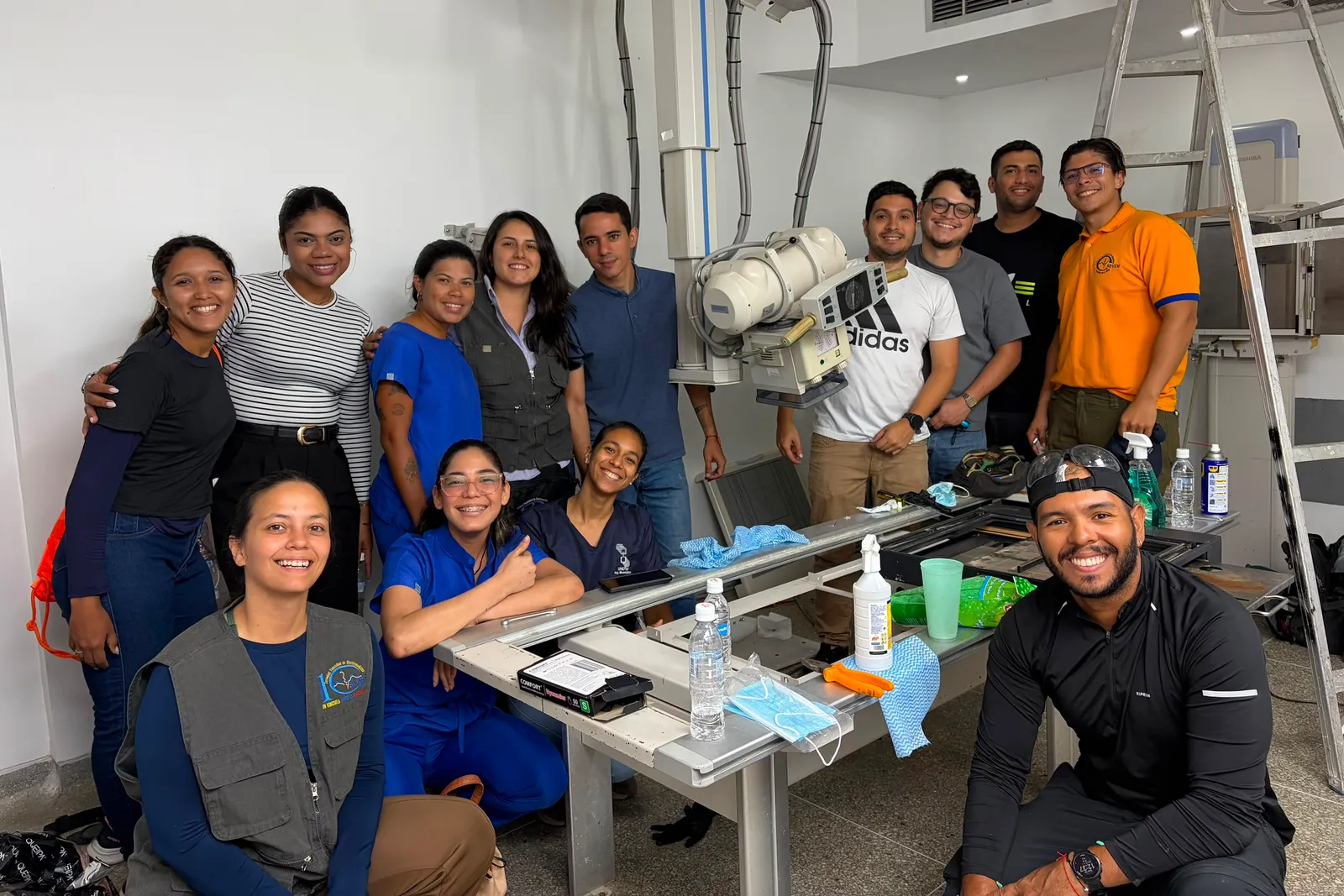 Voluntarios de SOVEMIB junto a un equipo de rayos X durante el despliegue de contingencia.