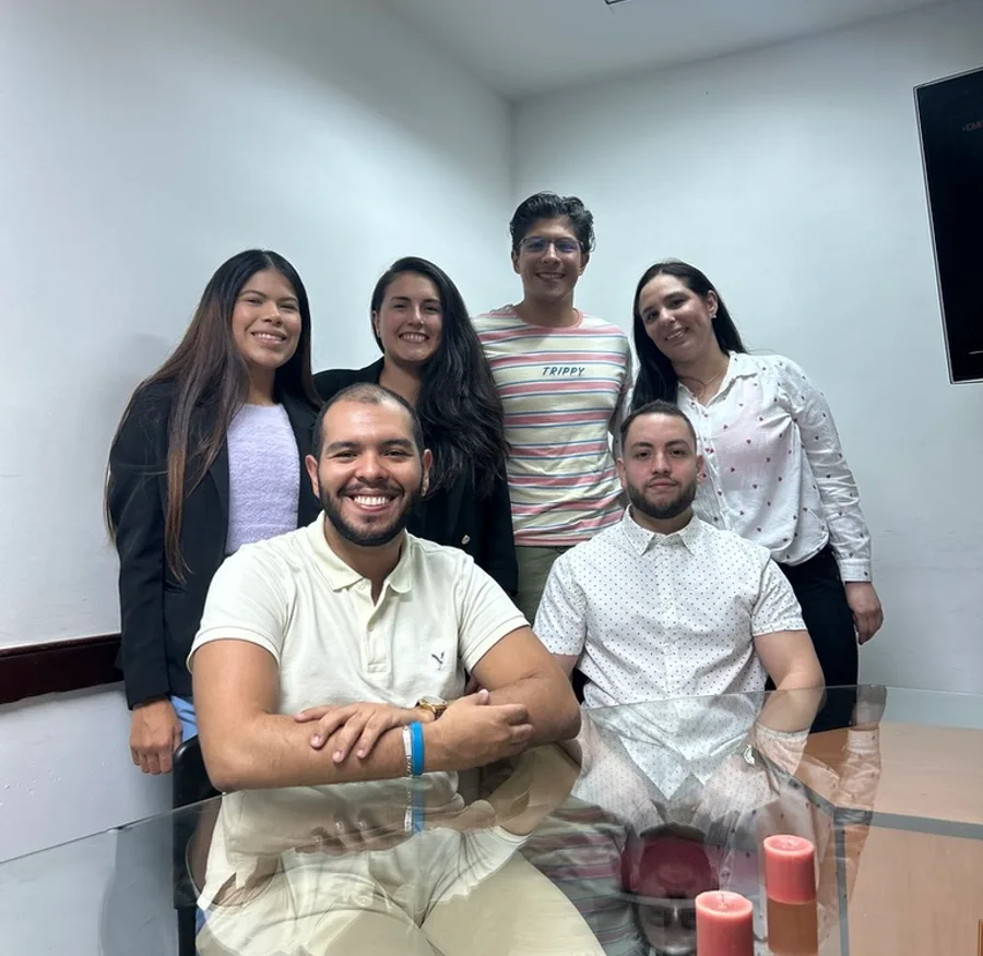 Miembros de SOVEMIB reunidos en la sede.